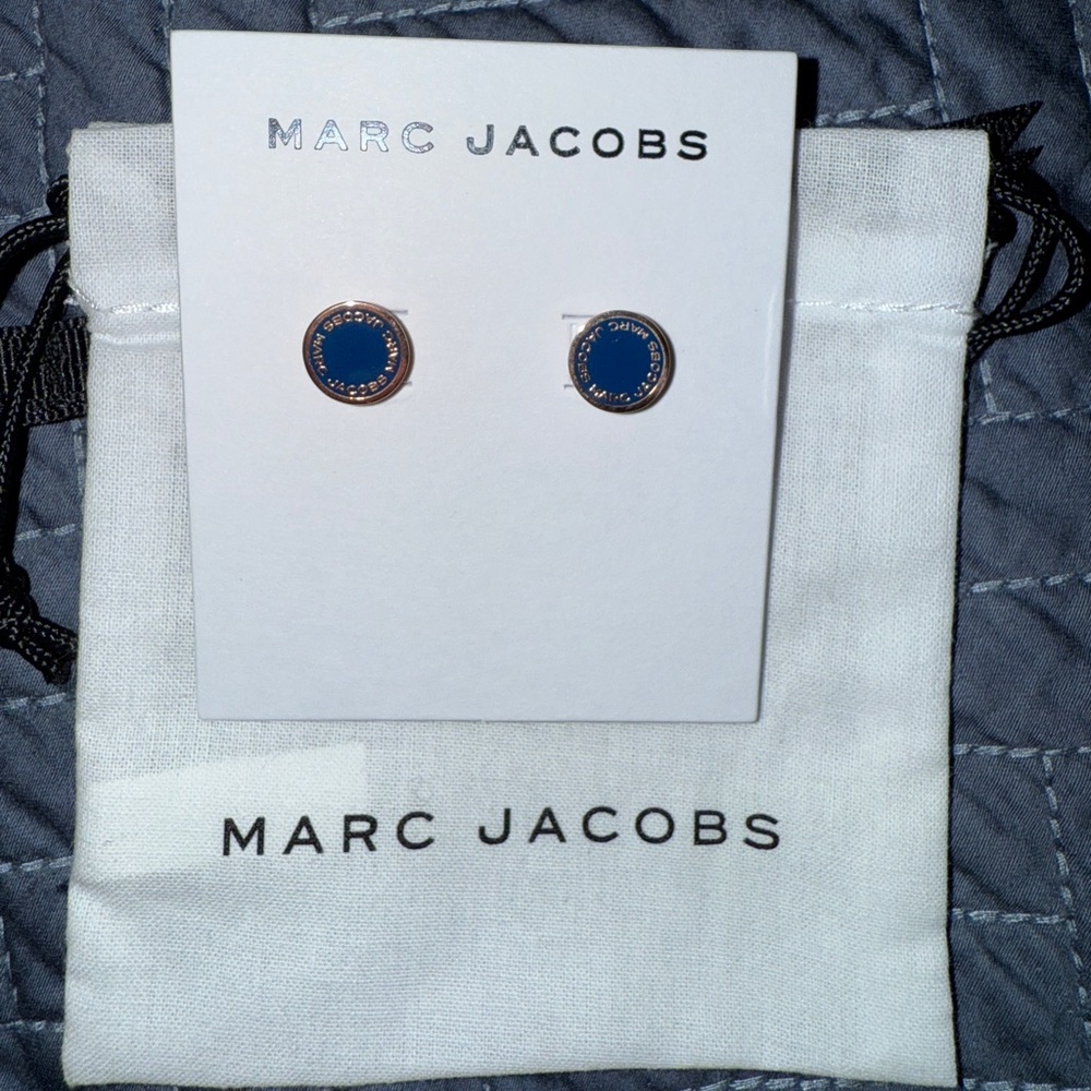 MARC JACOBS LOGO STUD EARRING,NAVY/ROSE GOLD